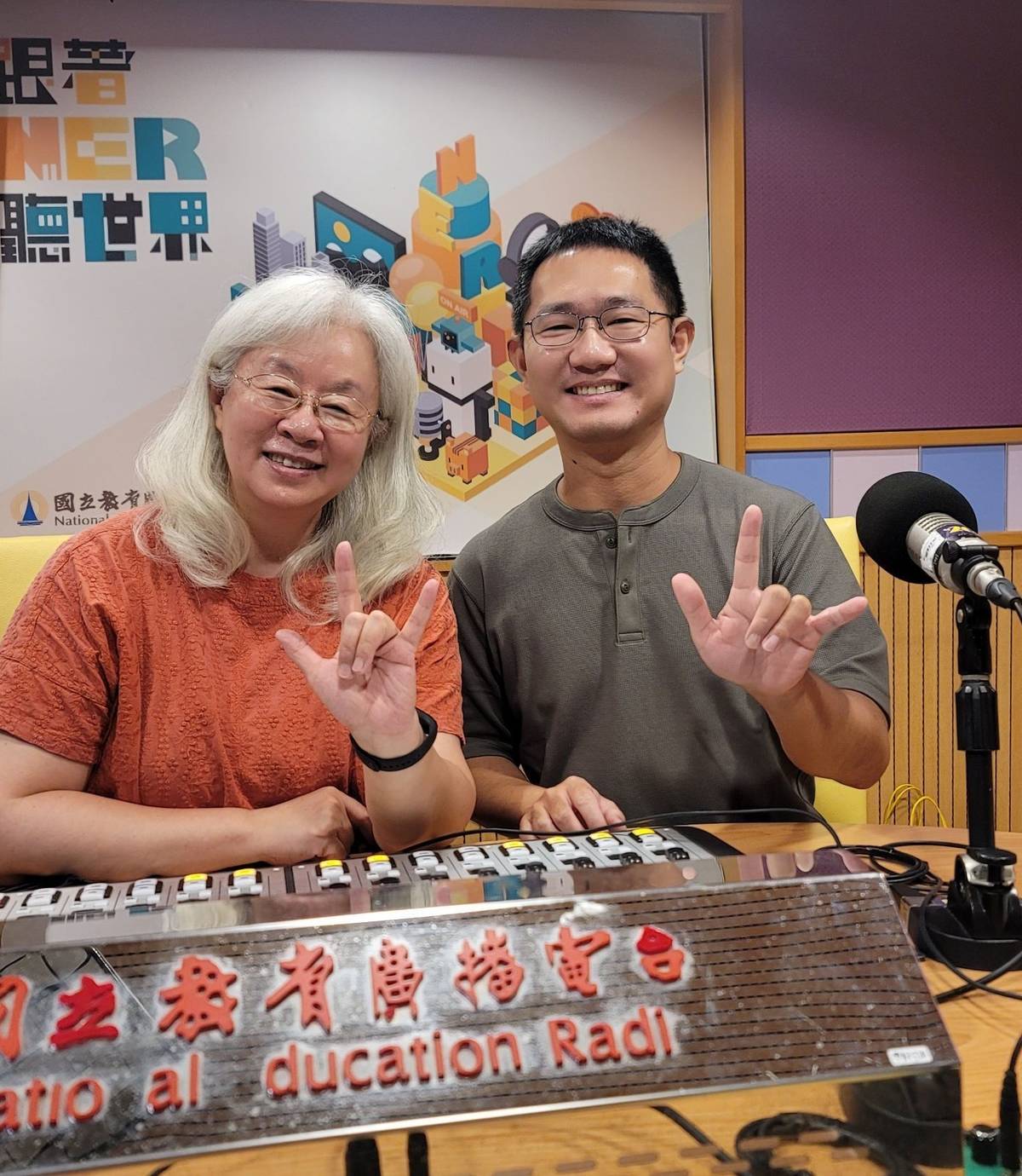 永保初心，熱情不被磨滅的臺北啟聰學校林家楠老師。所比手勢為北聰校門口大理石手勢，代表I、L、Y手語比法，即「I Love You」。