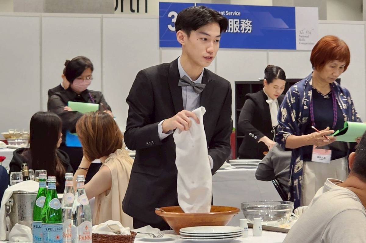 永平工商餐飲科學生黃亮博在第55屆全國技能競賽餐飲服務職類中奪得金牌