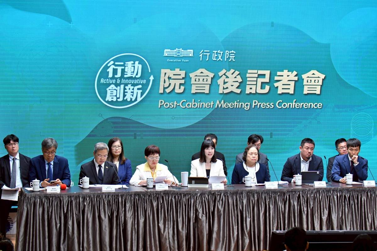 行政院院會會後記者會說明相關政策。(行政院提供)