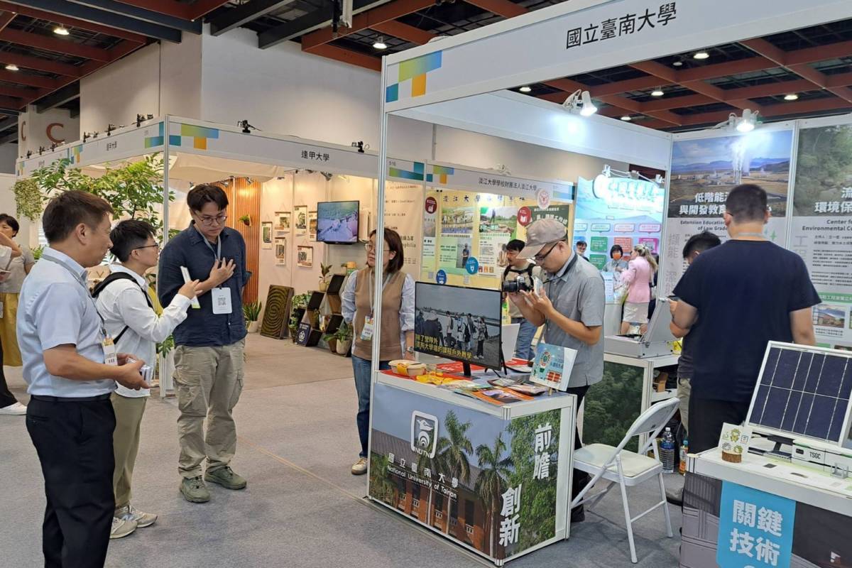 南大永續展攤吸引參觀民眾駐足交流，展現淨零科技與循環材料的創新成果。