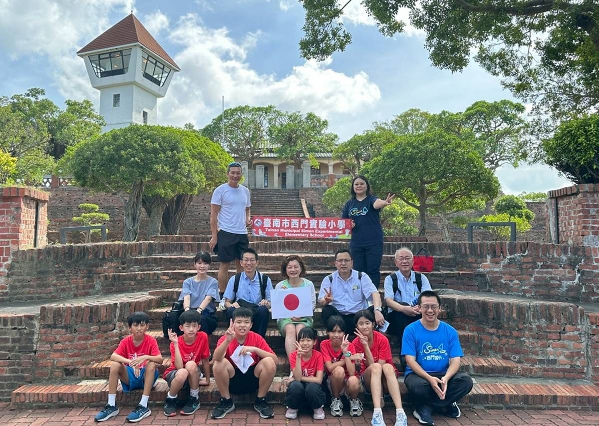 臺南市西門實驗小學師生帶領淀谷教育長一行參訪安平古堡。(教育部提供)