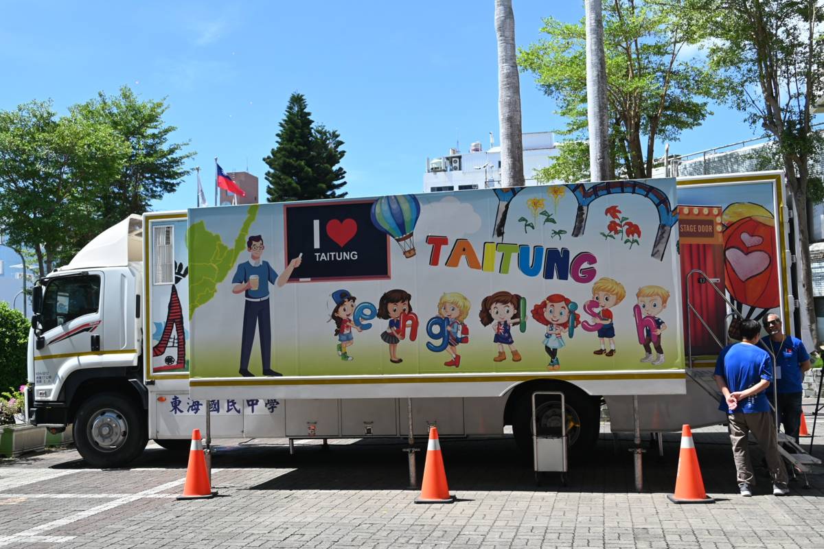 只要學校提出申請，英語行動列車就會前往校園和學生互動教學。