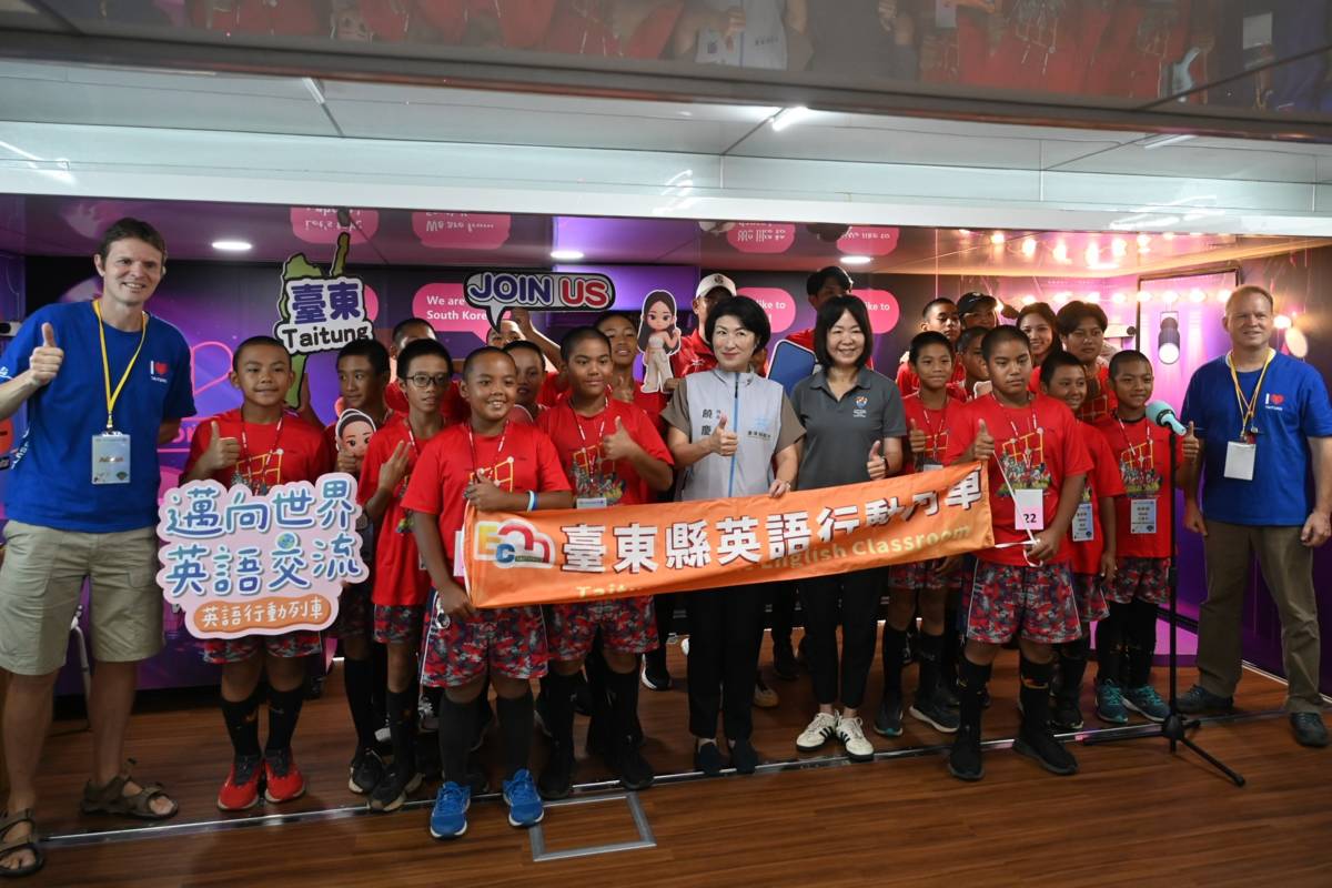 饒慶鈴縣長、蔡美瑤處長和紅葉國小棒球隊的小朋友，以及英語行動列車外師合影。