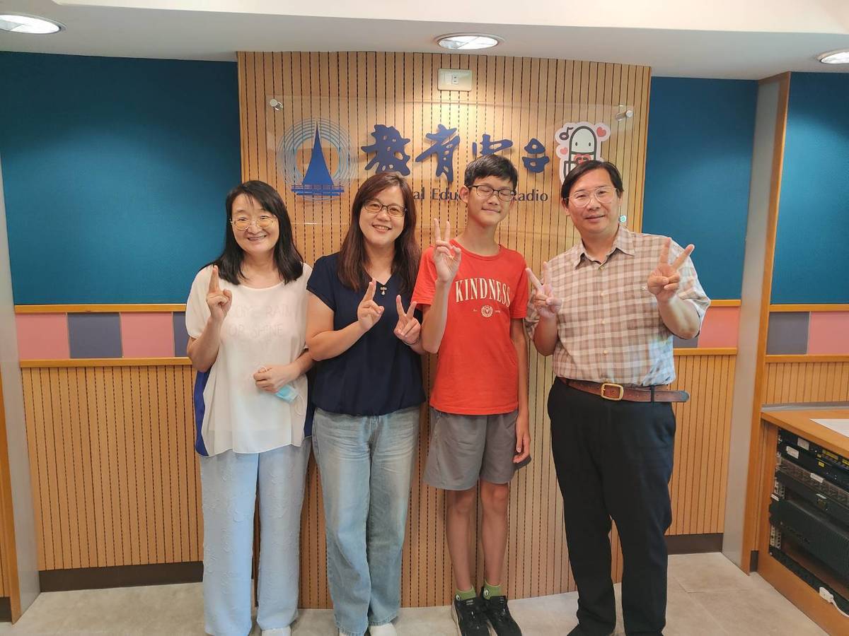 來賓陳柏淮(右二)與媽媽(左二)與主持人們