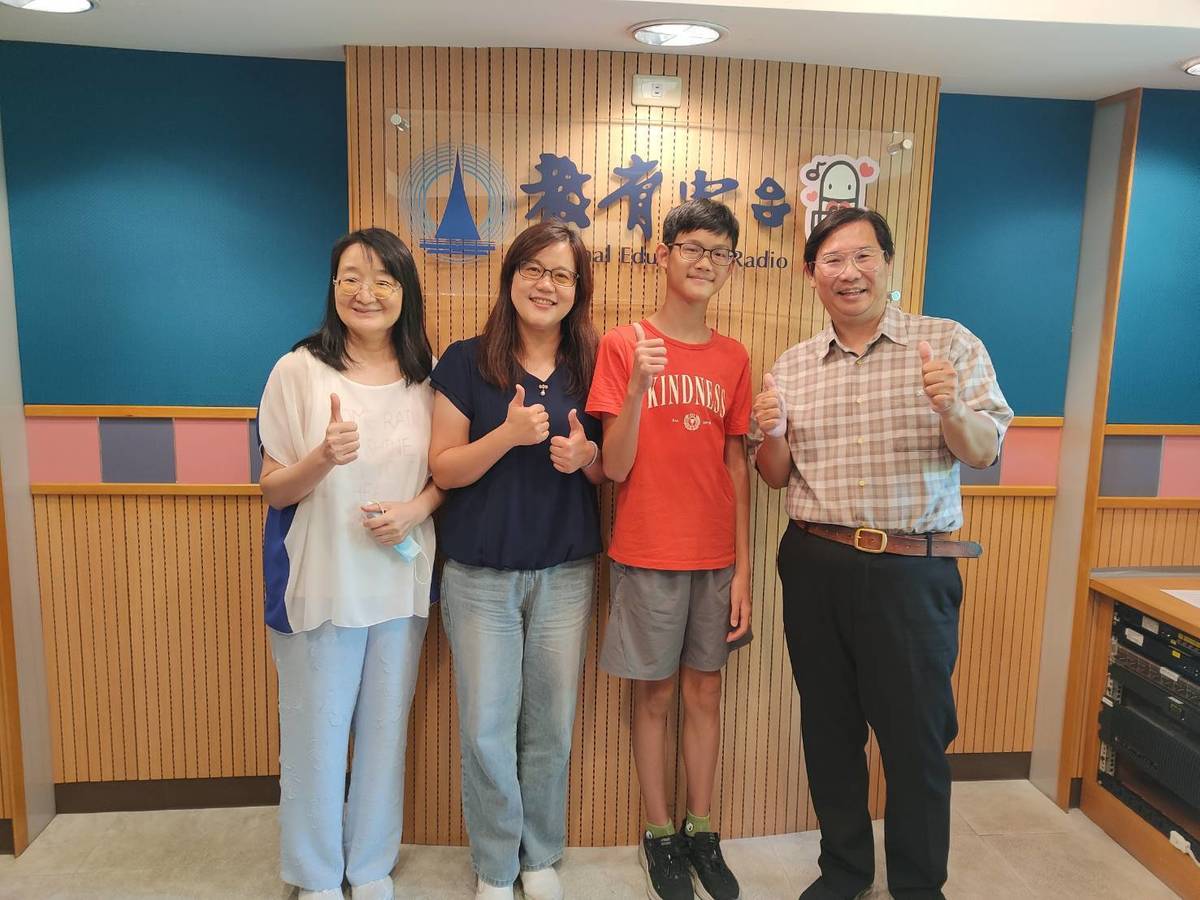 來賓陳柏淮(右二)與媽媽(左二)與主持人們