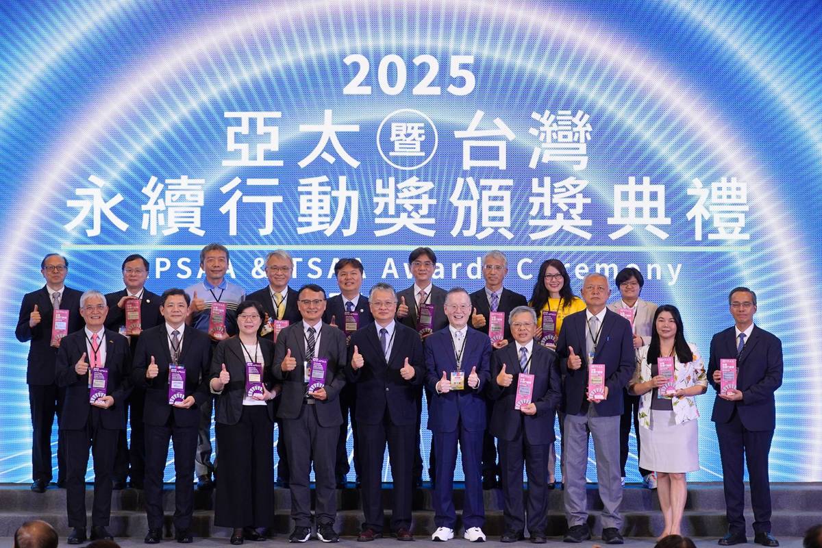 2025亞太暨臺灣永續行動獎，獲獎大學合照。(照片由財團法人臺灣永續能源研究基金會提供)