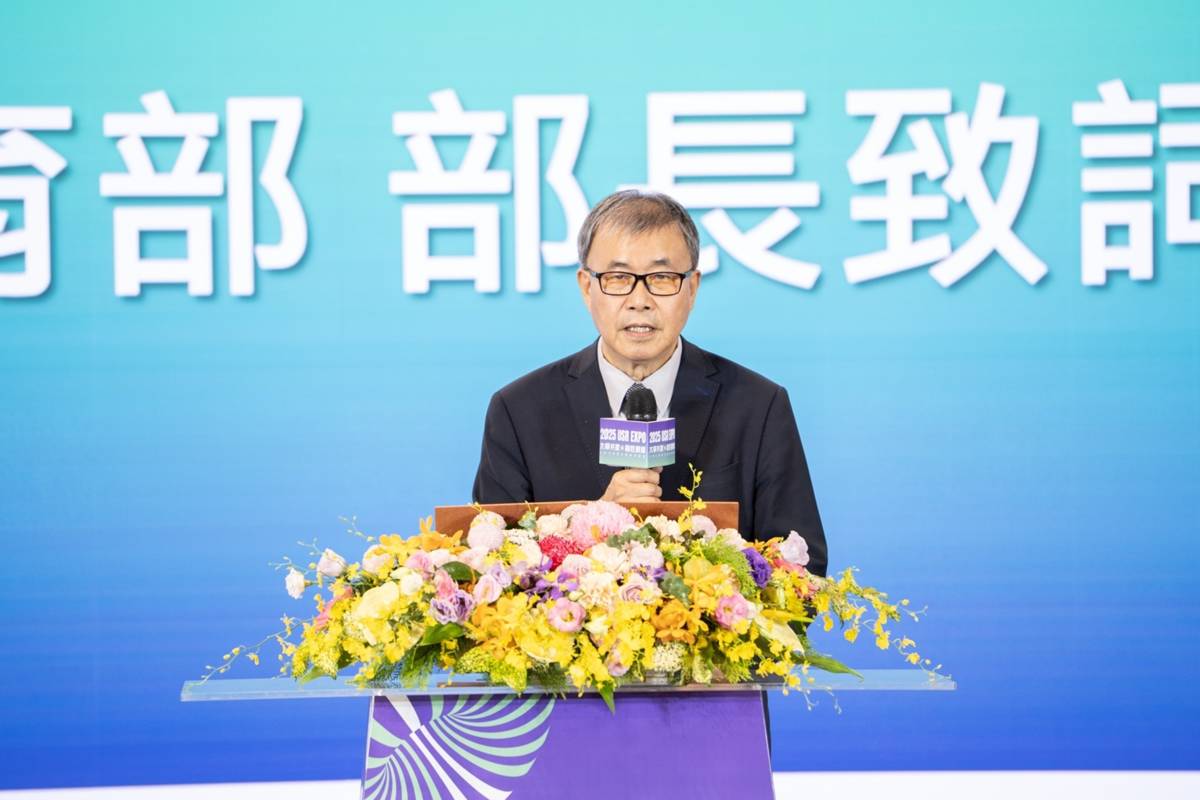 教育部部長鄭英耀出席2025大學社會實踐博覽會, 會前接受媒體聯訪