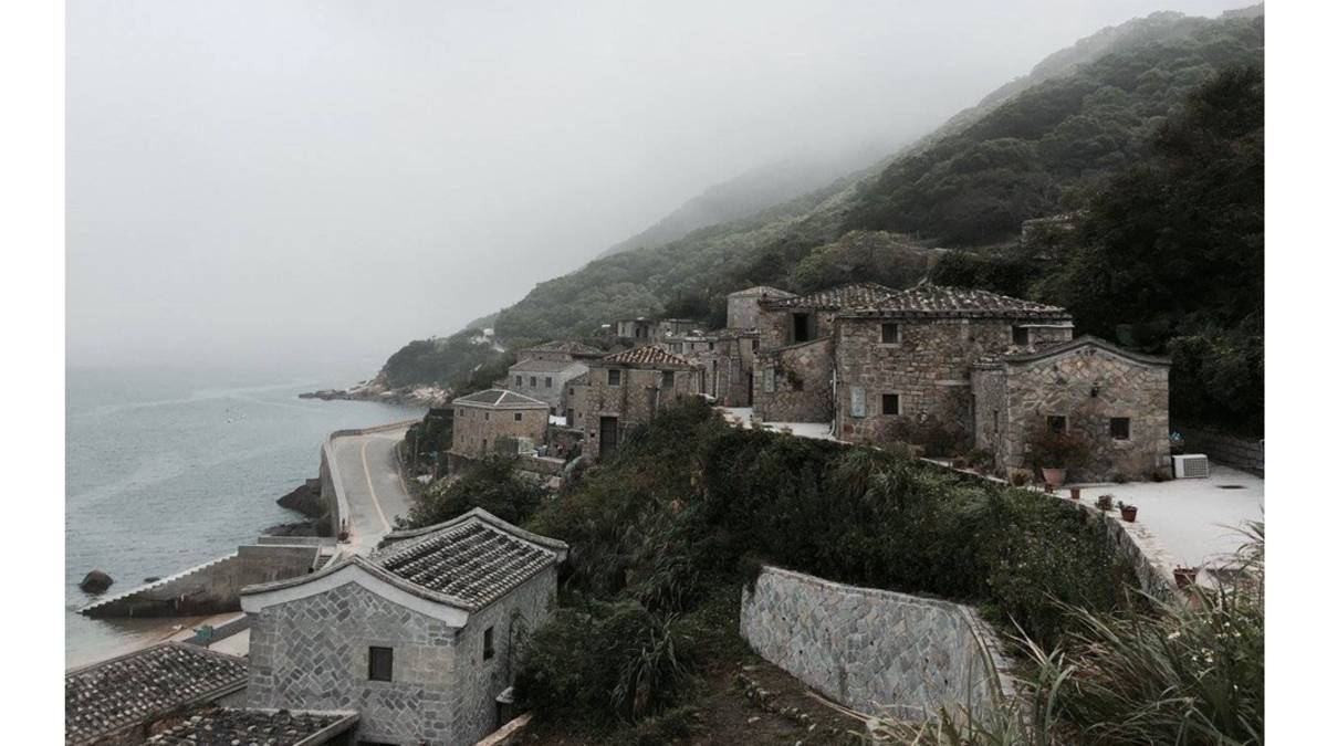 芹壁聚落建築依山傍水而建，外牆以當地花崗石為主，遠遠望去猶如海上石城