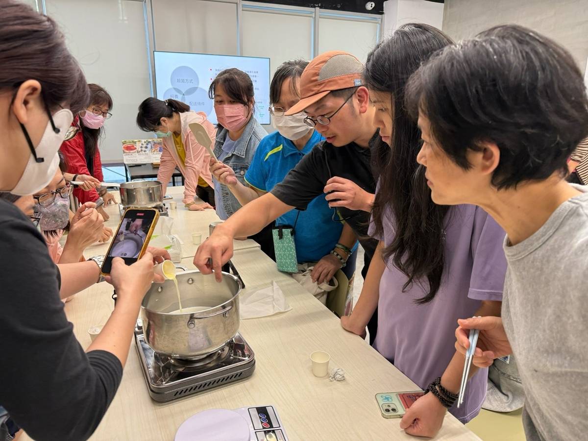 臺灣酪農業課程，學員手作羊乳酪