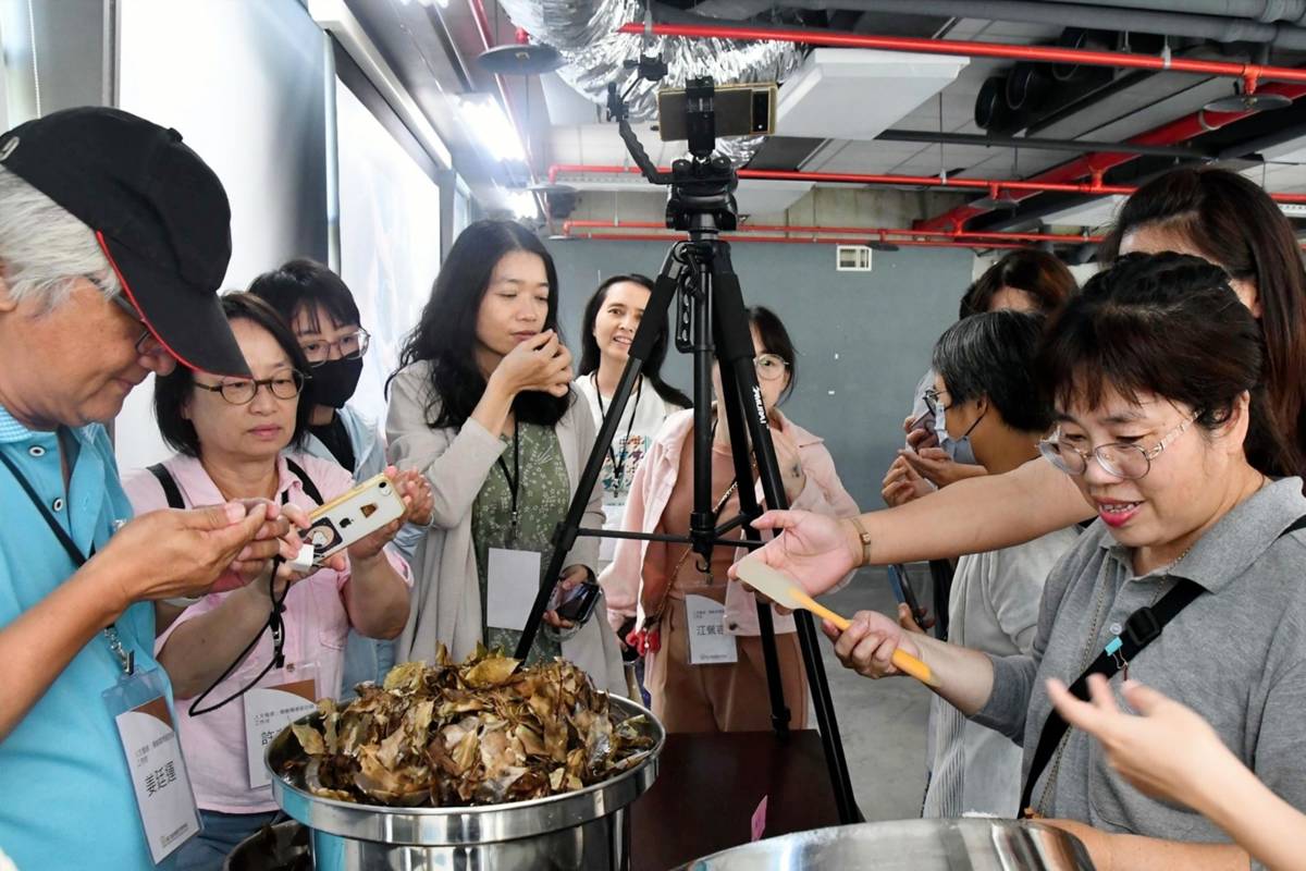 體驗蒸餾出來的樟腦結晶味道及觸感