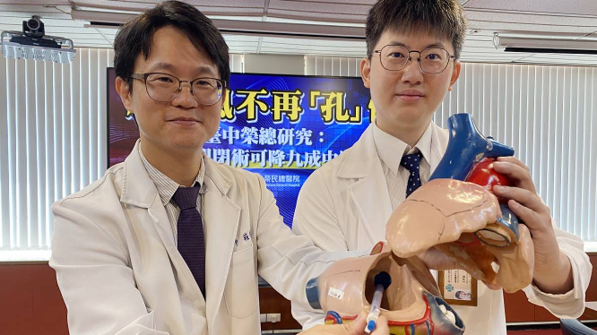 臺中榮總神經內科醫師王其聖(右)和兒童心臟科主任莊傑貿(左)說明腦中風患者病因可能和.