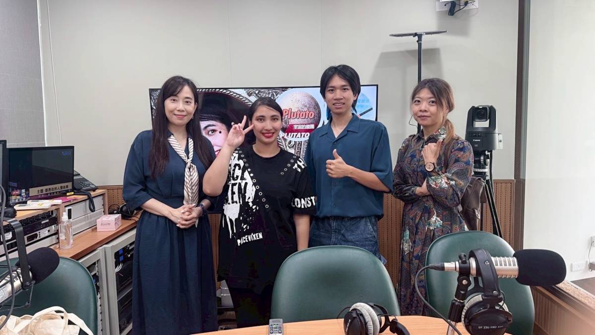 與所長、創排導演還有多媒體老師一起合影～
