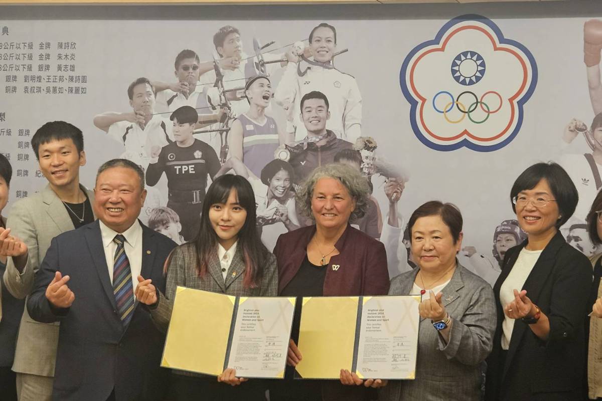 在運動部部長李洋(左一)、中華奧會主席林鴻道(左二)等人的見證下，立法院女子運動外交促進會會長、立委黃捷(左四)與IWG代表Dr.Elizabeth Pike(右三)簽署《布萊頓暨赫爾辛基女性與運動宣言》。