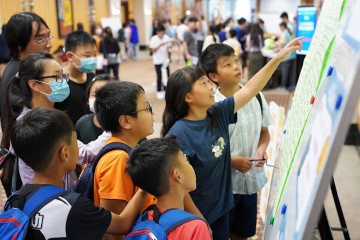 參加臺東初賽的小朋友在會場外了解相關資訊