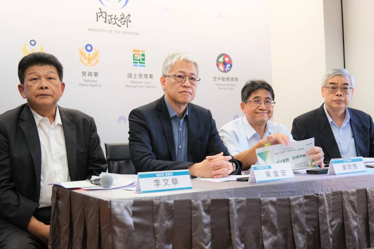 內政部常務次長吳堂安(左二)說明內政部韌性特別預算