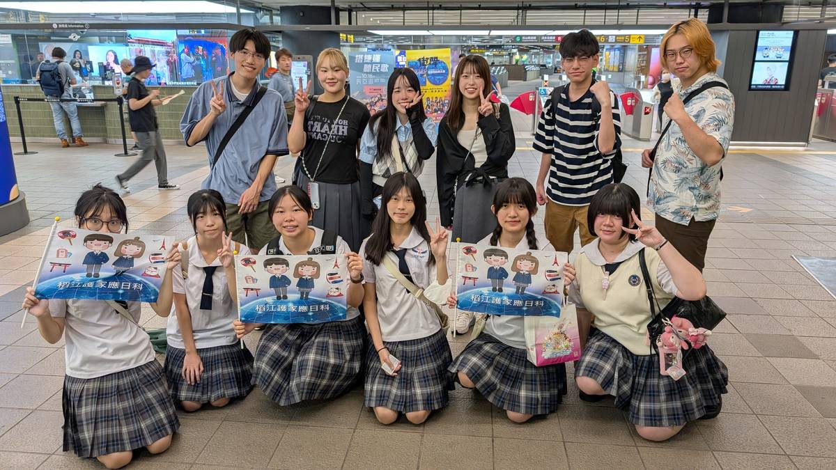 日本大學生在稻護學生的導覽下，實地體驗臺灣的城市風貌與在地美食