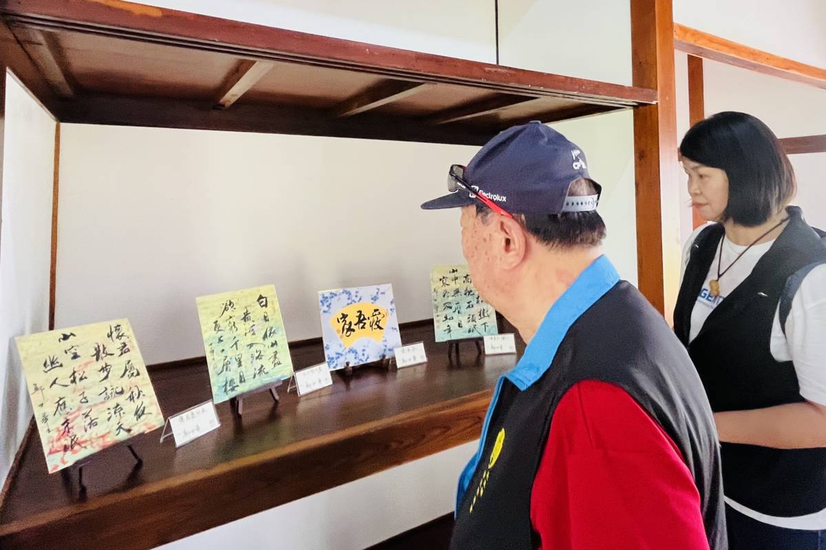小巧的書法創作在臺東市寶町日式建築群展出，特別有味道。