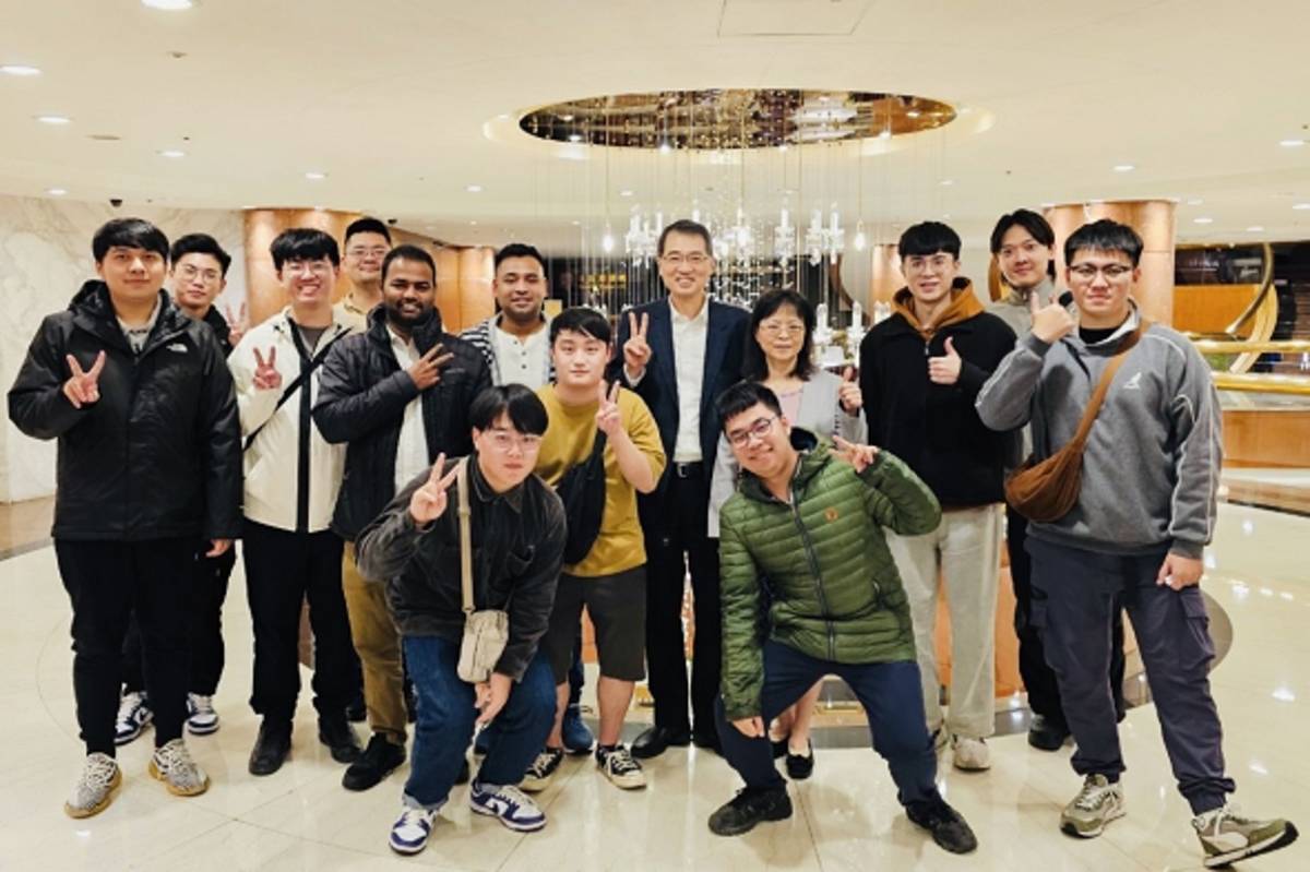 中興大學材料系武東星教授（中）研究團隊榮獲「未來科技獎」。