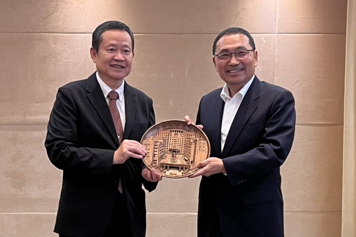 考試院副院長許舒翔(左)致贈紀念品予侯友宜市長(右)。（考試院提供）