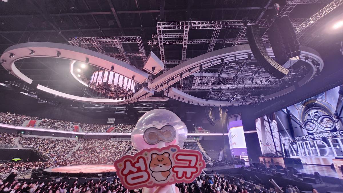 INFINITE演唱會韓國場的燈光造型是莫比烏斯帶，意即「無限」