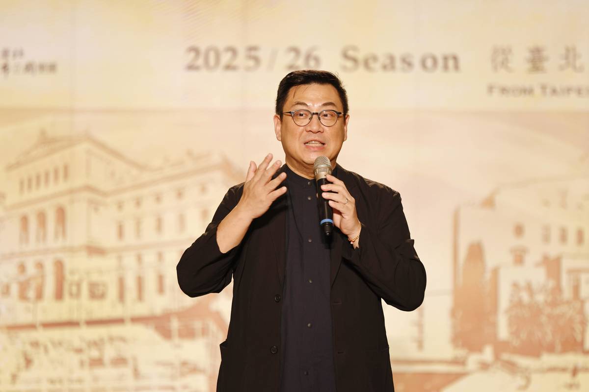 臺北愛樂文教基金會音樂總監古育仲表示，有國樂團的音樂現場演出，打造宛如百老匯的舞臺氛圍