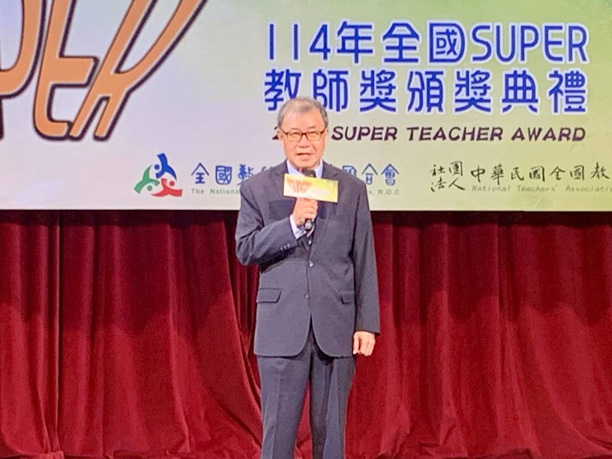 教育部長鄭英耀致詞 (記者攝)