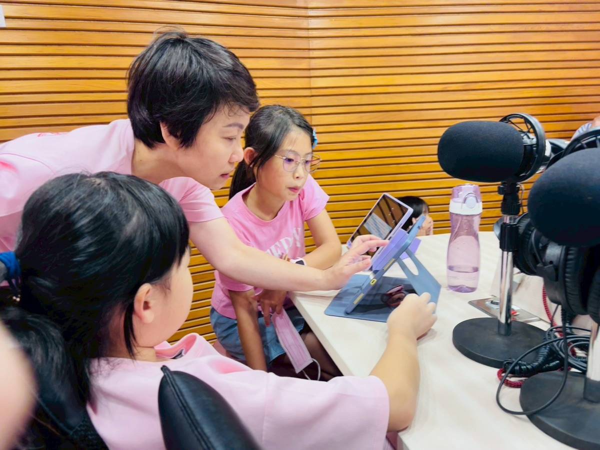 播音室播報新聞