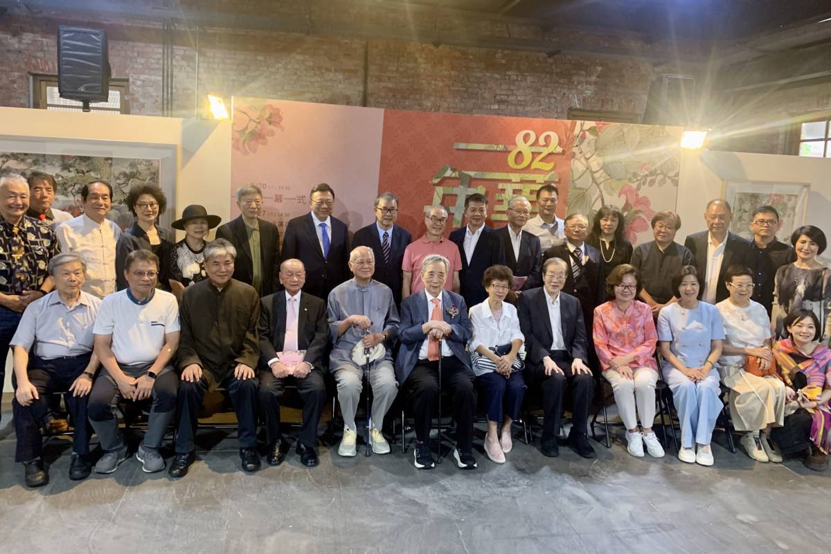 「二82年華─黃光男沙龍展」開幕式大合影 (記者攝)