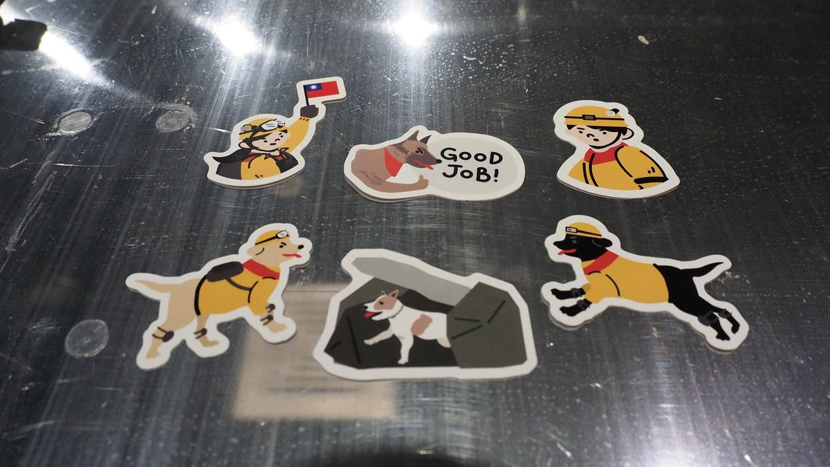 毛英雄與好夥伴搜救犬特展貼紙等大家來收集 (科教館提供)