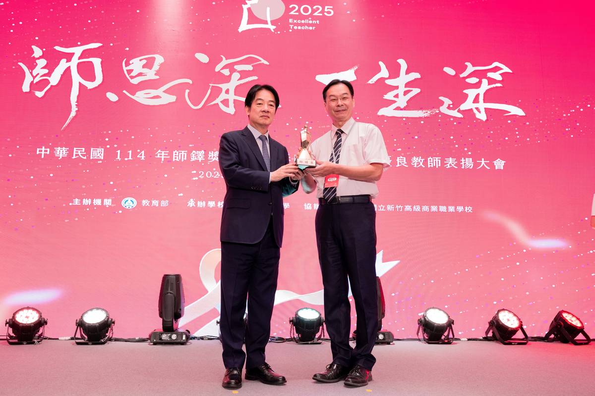 新北市修德國小陳俊生校長(右)，獲得教育部師鐸獎肯定，由總統賴清德親自頒獎。(教育部提供)