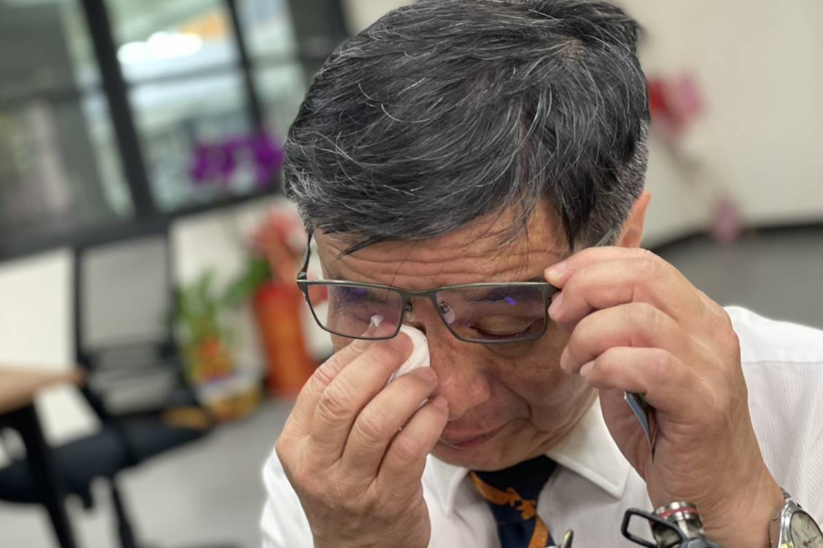 想到弱勢低收入戶學生無法安心就學，傅校長再度哽咽。