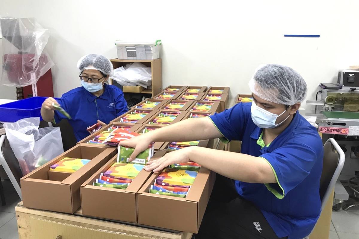喜樂小兒麻痺關懷協會庇護員工細心地包裝咖啡(頂新和德基金會提供).