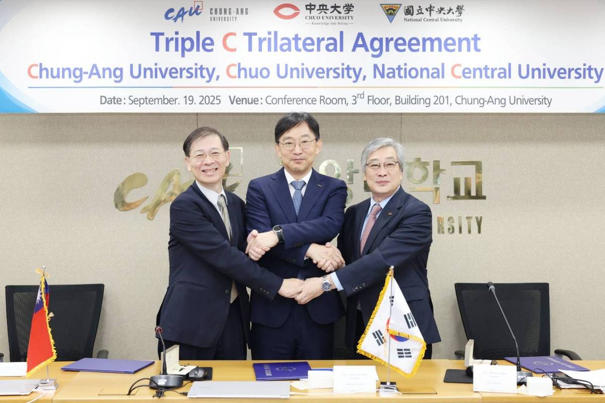 國立中央大學(National Central University)、日本中央大學（Chuo University）與韓國中央大學(Chung-Ang University) 在韓國首爾正式簽署「三中央大學合作聯盟」（Triple-C Collaboration）。(中央大學提供)

