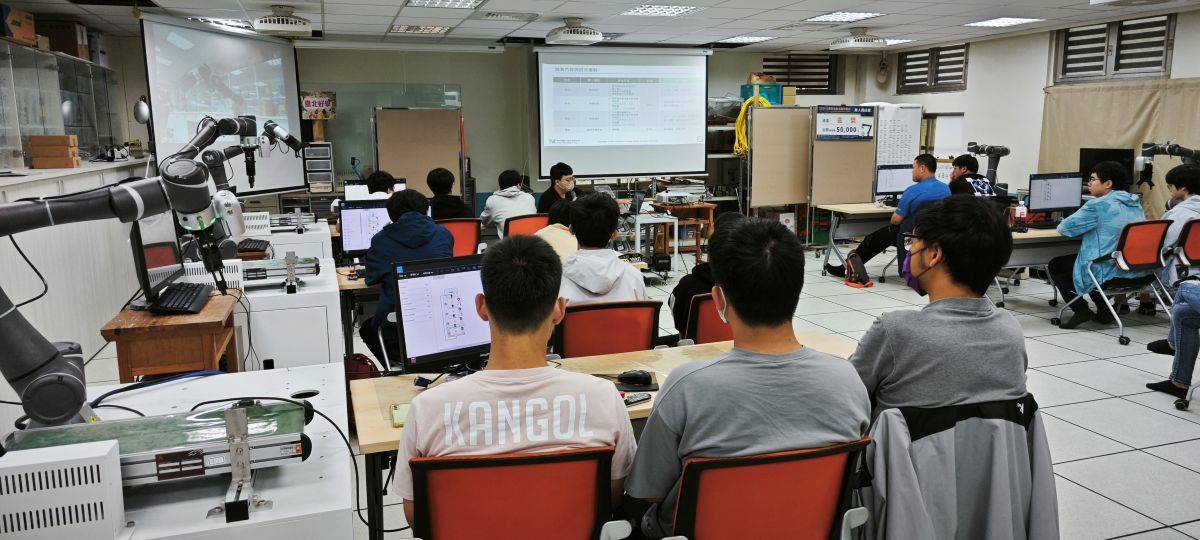 南港高工學生國際級AI機器人認證考場上課