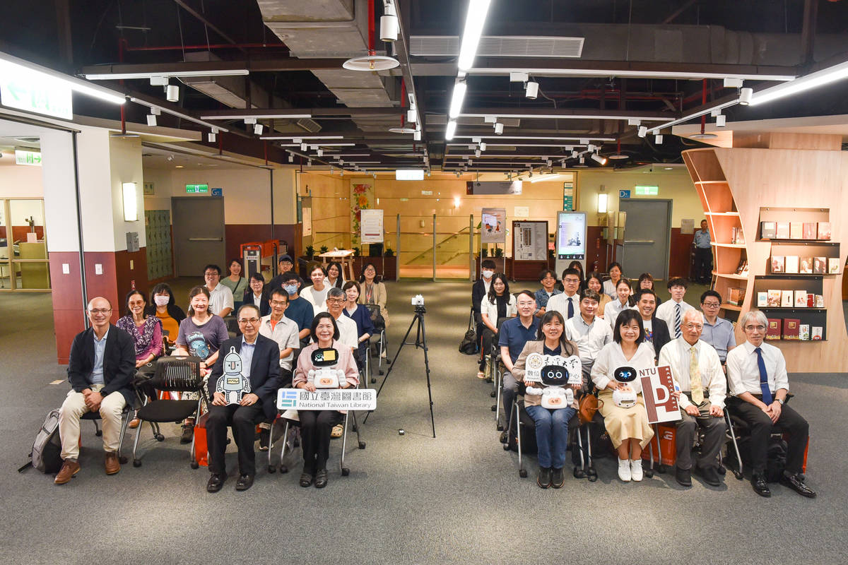 「高齡創新生活實驗室」揭牌儀式合影。(國臺圖提供)