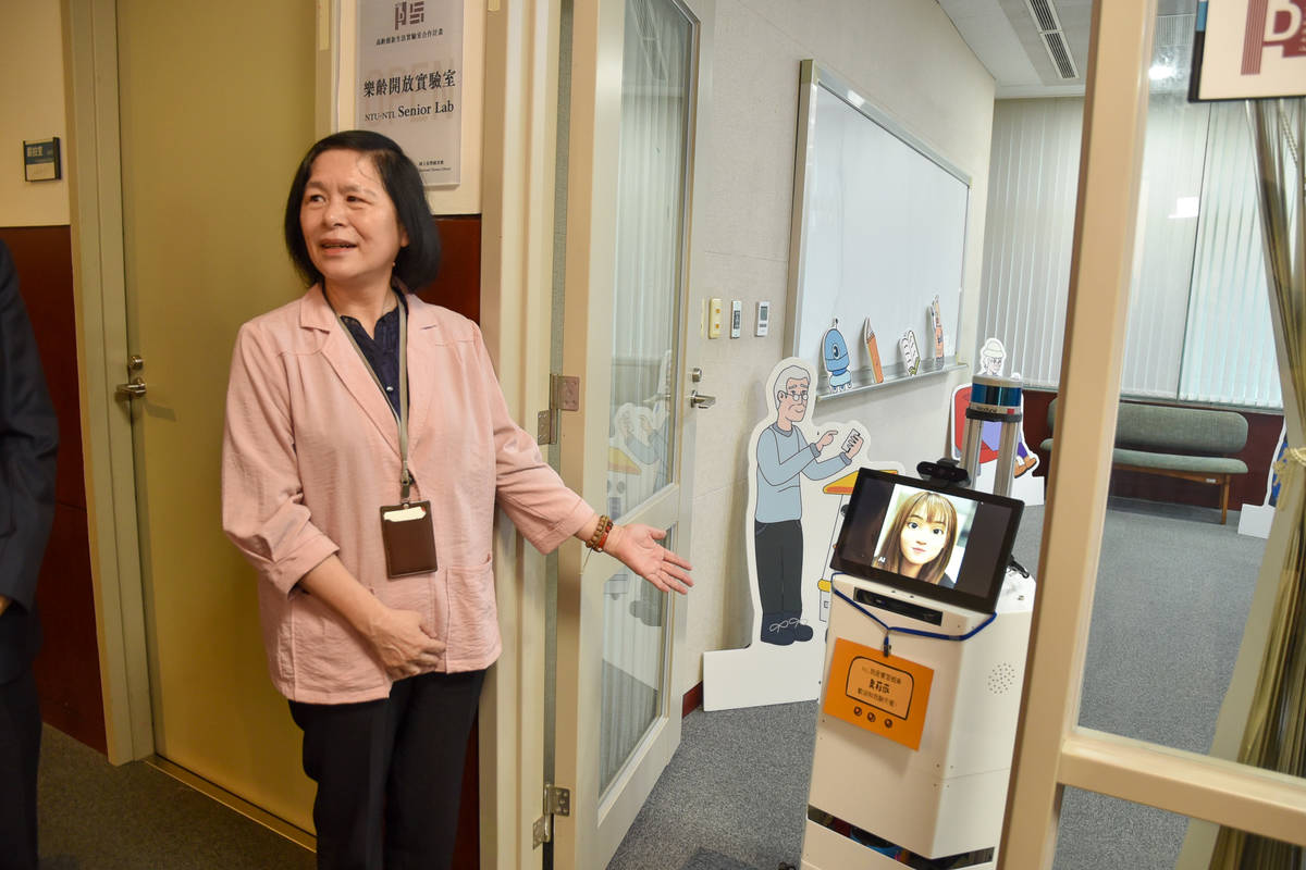  國臺圖曹翠英館長為來賓介紹機器人「奧莉薇」(國臺圖提供)