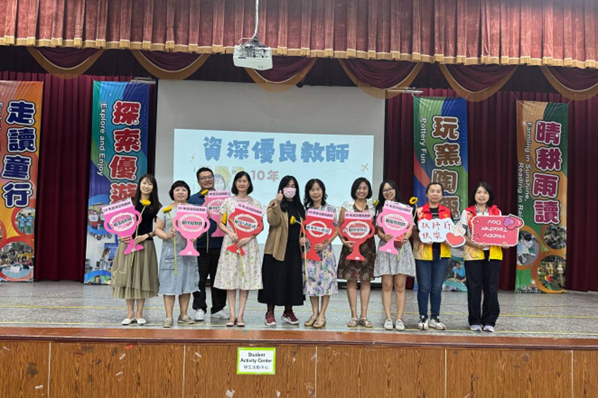 今年特別表揚服務年資深長且表現優異的教師，包括服務滿40年的許麗娟老師、30年的張穎宜老師、20年的許嘉哲與邱惠珍老師，以及10年的陳麗婷老師，現場掌聲與感動齊飛。