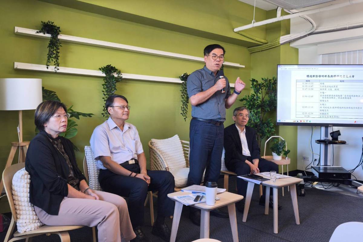 環境部舉行媒體交流活動，部長彭啟明(中立者)說明政策。