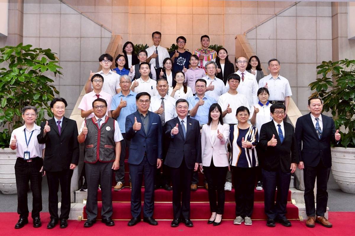 行政院院長卓榮泰(中)頒發「環境部淨零綠領人才培育課程」學員通過證書並合影。(行政院提供)