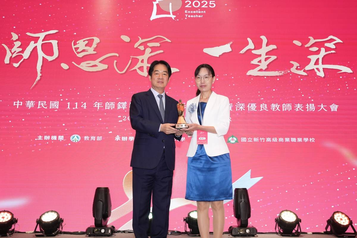 東大附特黨謙光主任(右)獲得師鐸獎