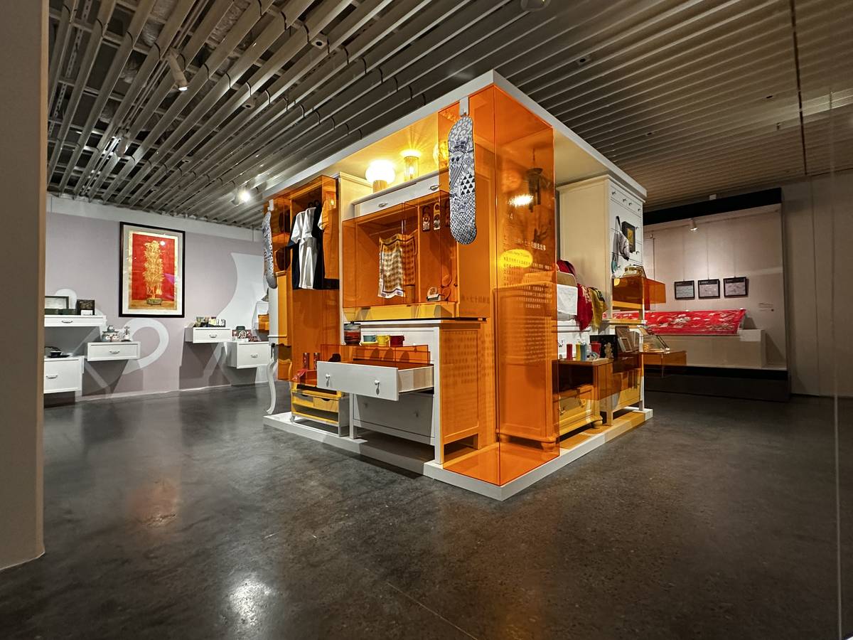 史博館「老派浪漫：館藏圖像創意應用特展」以回收家具結合複合媒材的裝置藝術展臺