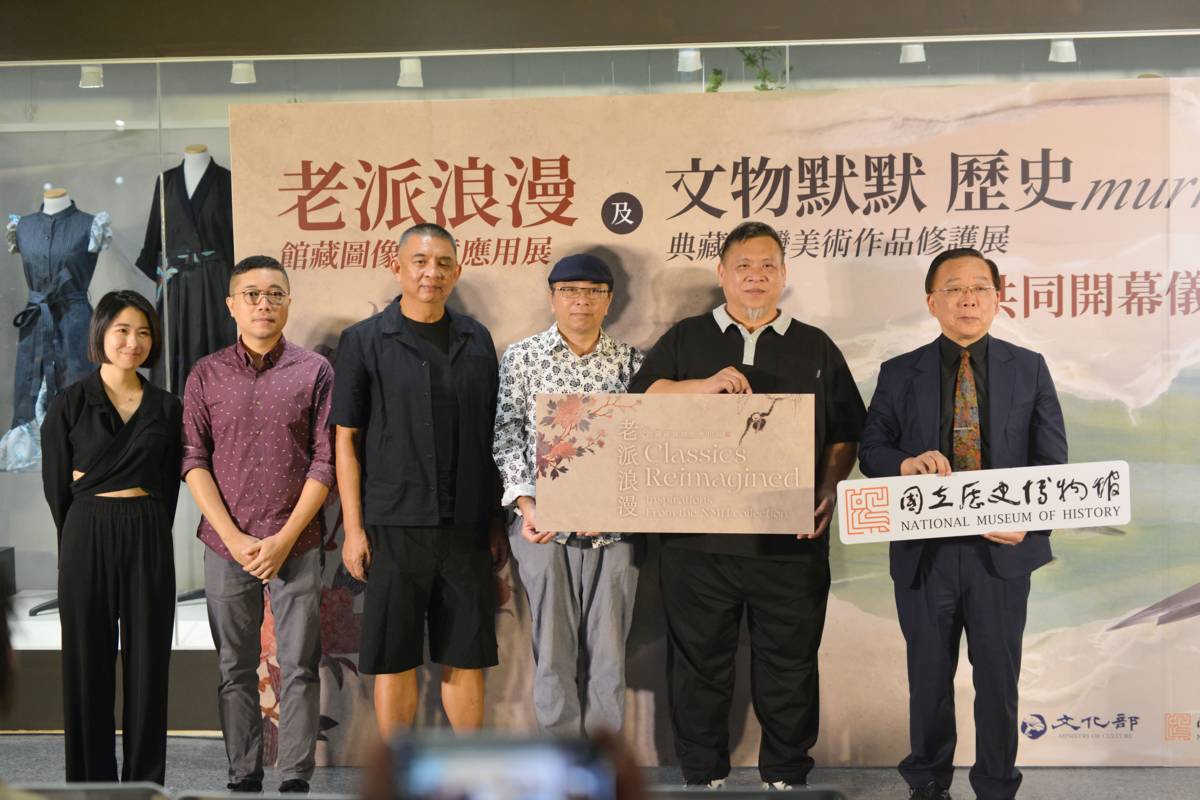 史博館長洪世佑(右1)與《老派浪漫：館藏圖像創意應用特展》共創藝術家洪易、黃心健、李明道、黃椿元、林家宇(右2起至左)合影