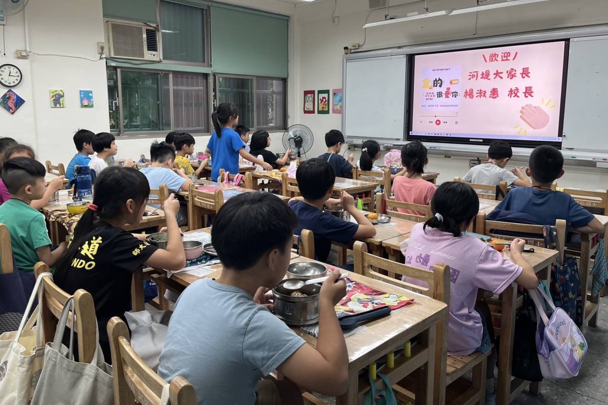 河堤國小慶祝教師節，製作三集 Podcast《金的很愛你》，全校師生在午餐時間聽節目

