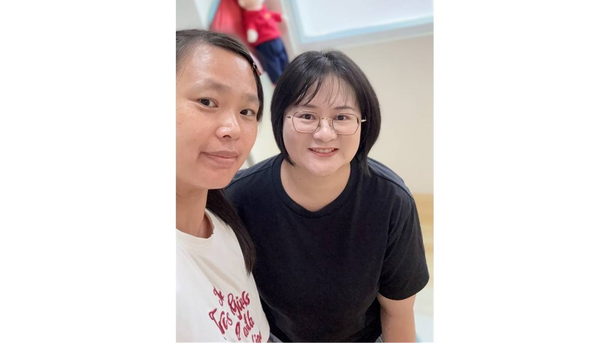 四寶媽同時也是故事媽媽蘇于婷(左)與主持人彭欣怡,點點老師(右)