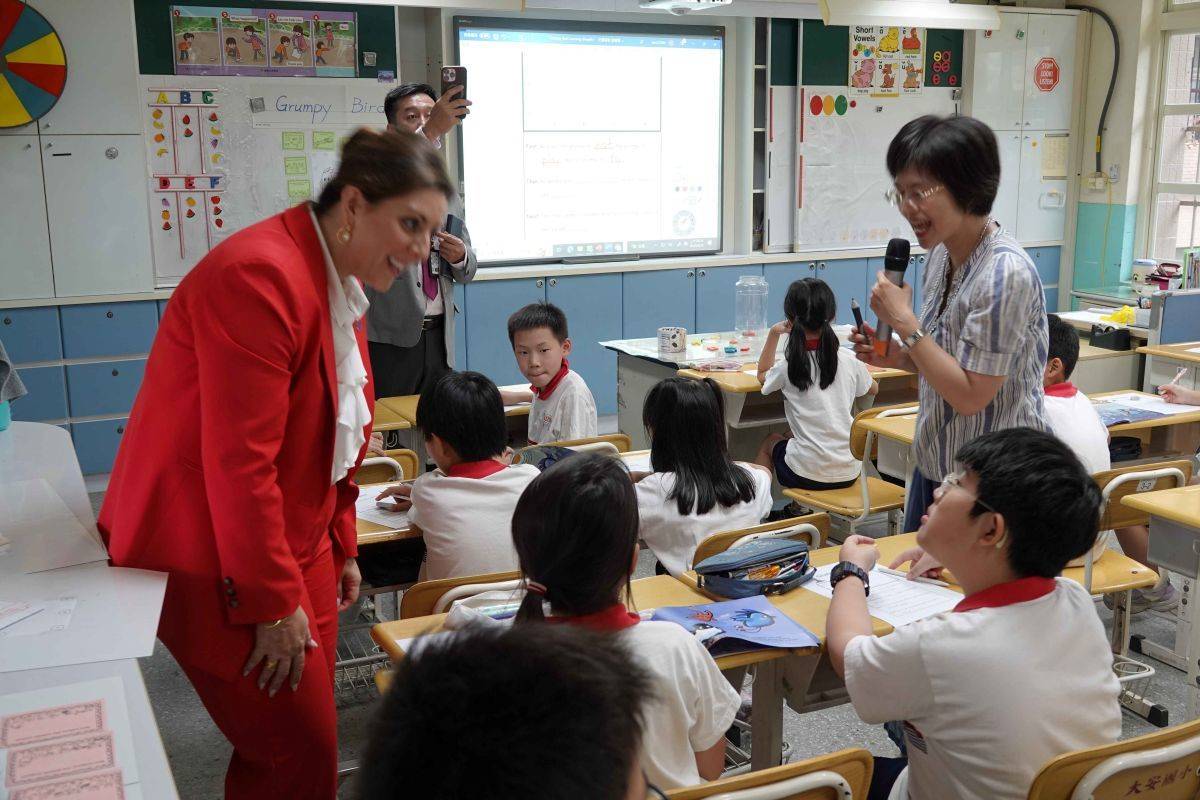 教育廳長Ellen Weaver與學生親切互動