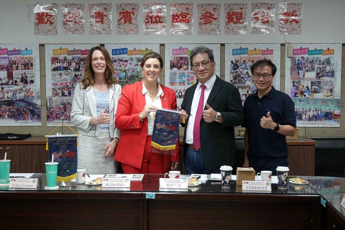 大安國小致贈廳長Ellen Weaver紀念錦旗