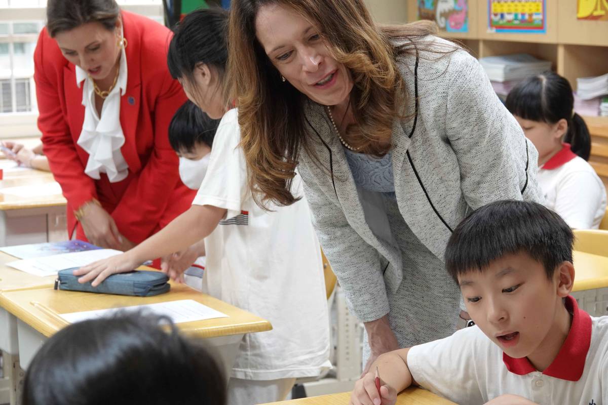 美國南卡羅來納州教育廳長Ellen Weaver及幕僚長Rebecca Gunnlaugsson觀摩大安國小雙語課程