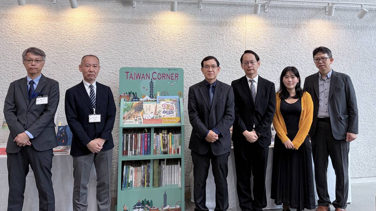 兩館人員偕駐日代表處教育組長黃冠超於Taiwan Corner前合影留念欣賞臺灣好書