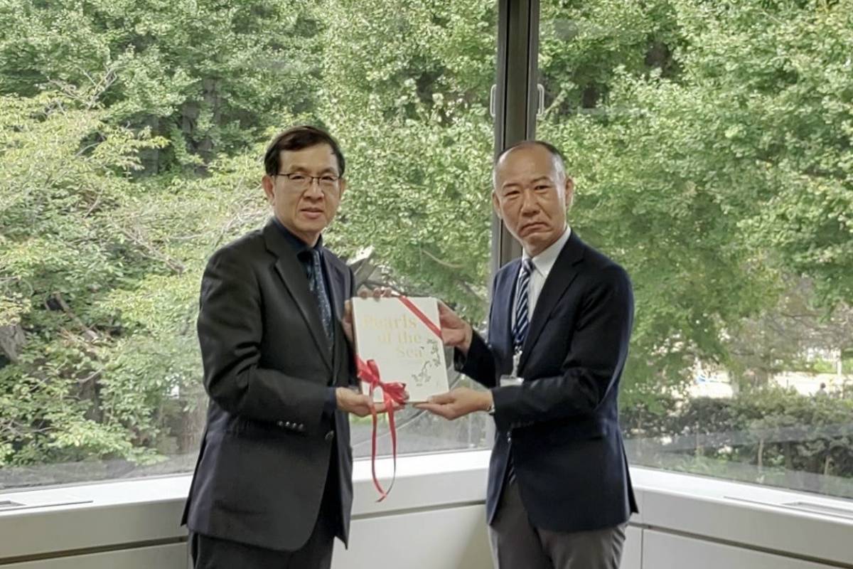 翁副館長致贈英文圖錄  推介國圖珍稀館藏 