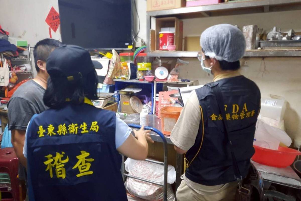臺東縣衛生局至全縣各鄉鎮月餅製造業、麵包店、糕餅店、烘焙專賣店、食品原料行、傳統市場、超市及量販店、中秋應景餐飲業(烤肉店)等進行月餅及食材抽驗。